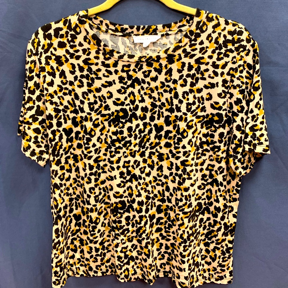 SOCIALITE leopard print stretch short sleeve t-shirt black, gold, creme sz L